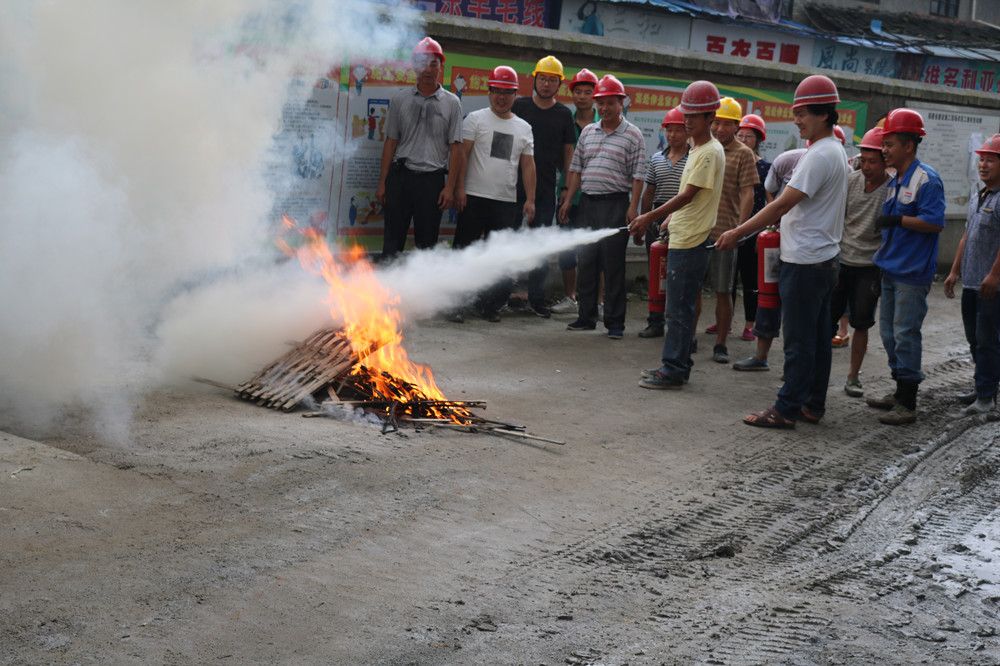 福建易順建筑工程有限公司“東升商城”工程2017年度《安全生產(chǎn)月》消防、救援應(yīng)急演練