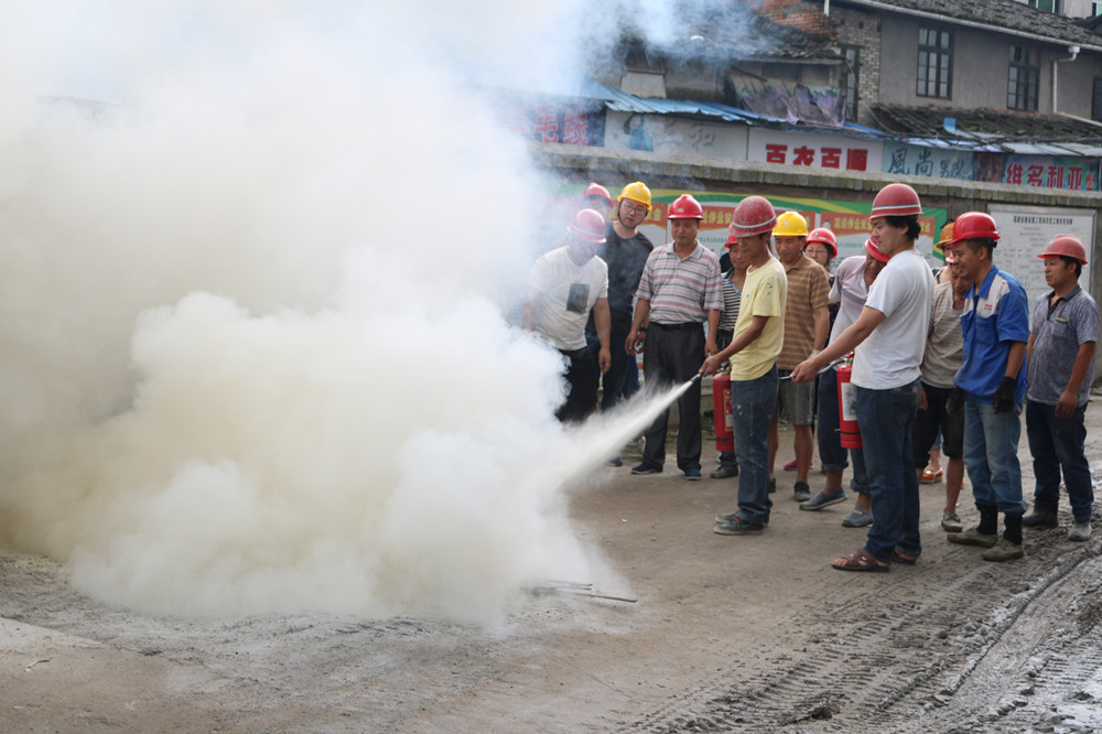 福建易順建筑工程有限公司“東升商城”工程2017年度《安全生產(chǎn)月》消防、救援應(yīng)急演練