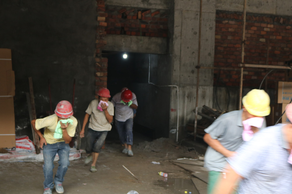 福建易順建筑工程有限公司“東升商城”工程2017年度《安全生產(chǎn)月》消防、救援應(yīng)急演練