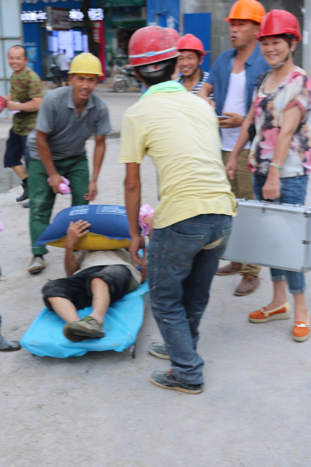 福建易順建筑工程有限公司“東升商城”工程2017年度《安全生產(chǎn)月》消防、救援應(yīng)急演練