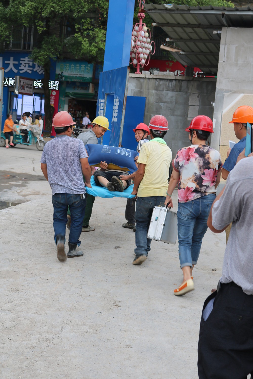 福建易順建筑工程有限公司“東升商城”工程2017年度《安全生產(chǎn)月》消防、救援應(yīng)急演練