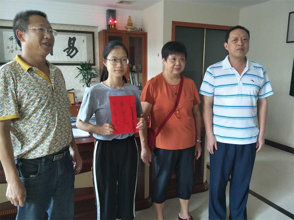 福建易順建筑工程有限公司2017年第一屆：“金秋助學(xué)，學(xué)子圓夢(mèng)，誠(chéng)信你我，感恩社會(huì)”