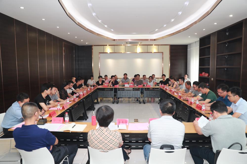 由（縣委常委、政法委書記）官雄主持、黃美萍（縣委書記）蘇建旗（縣長）參加“村企結(jié)對(duì)、真情幫扶”簽約授牌儀式、