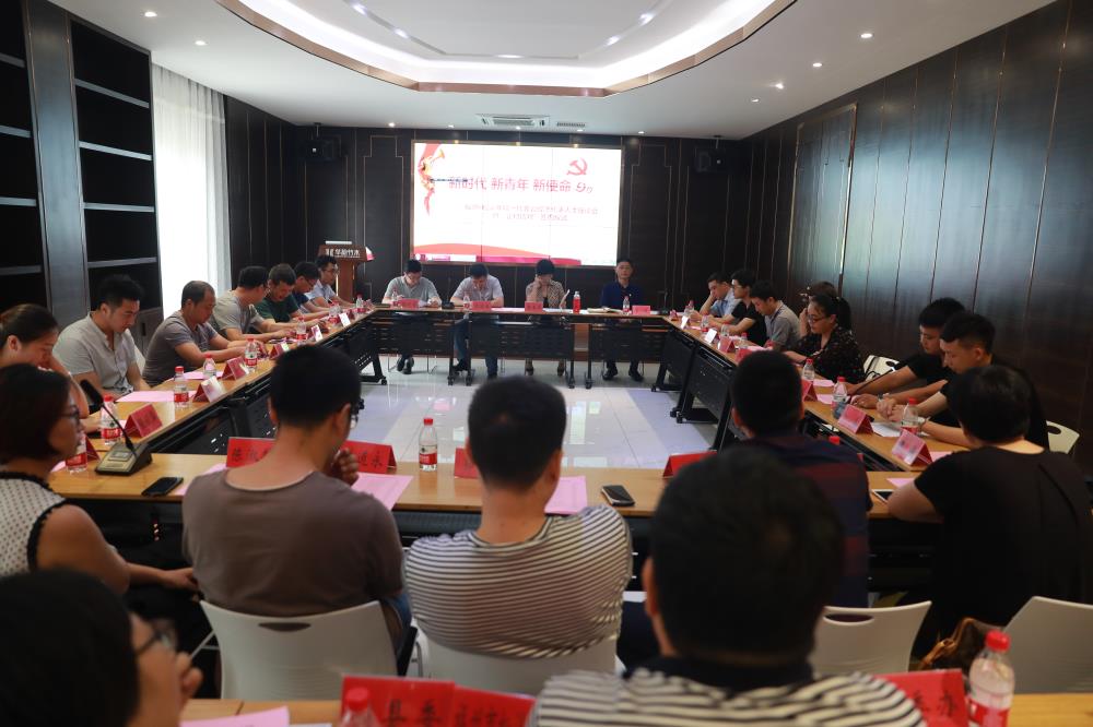 由（縣委常委、政法委書記）官雄主持、黃美萍（縣委書記）蘇建旗（縣長）參加“村企結(jié)對(duì)、真情幫扶”簽約授牌儀式、