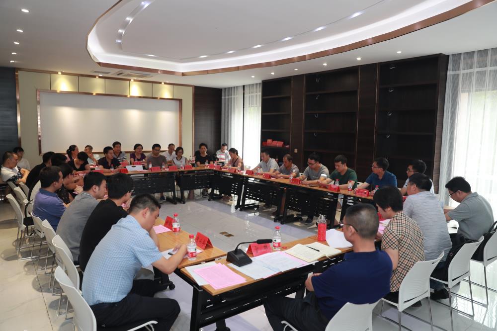 由（縣委常委、政法委書記）官雄主持、黃美萍（縣委書記）蘇建旗（縣長）參加“村企結(jié)對(duì)、真情幫扶”簽約授牌儀式、