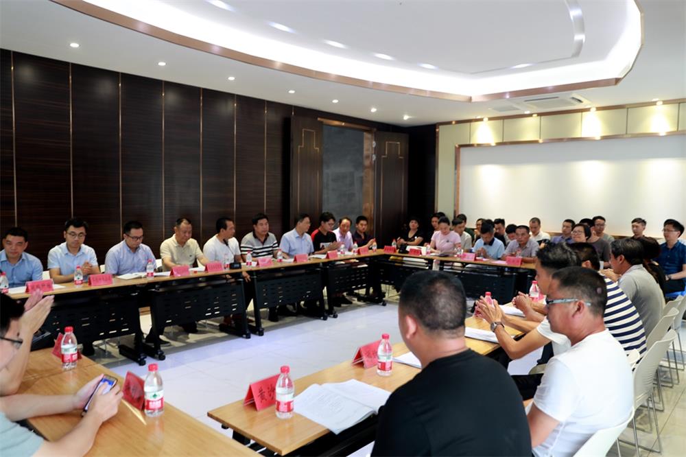 由（縣委常委、政法委書記）官雄主持、黃美萍（縣委書記）蘇建旗（縣長）參加“村企結(jié)對(duì)、真情幫扶”簽約授牌儀式、