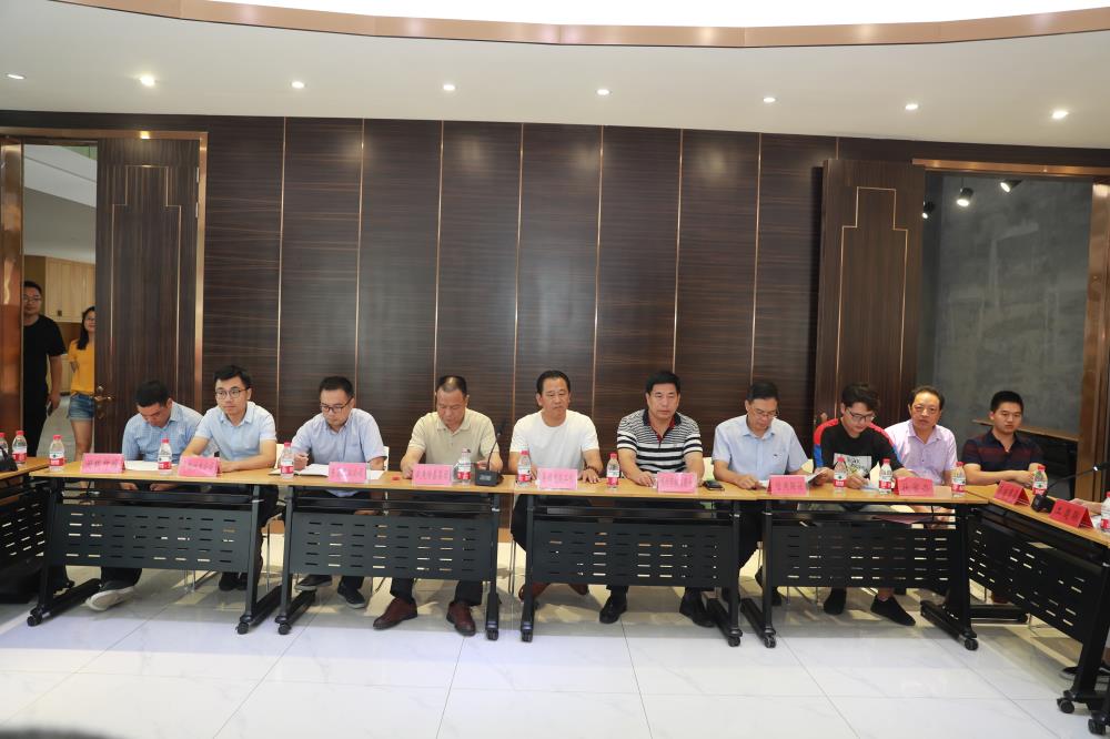 由（縣委常委、政法委書記）官雄主持、黃美萍（縣委書記）蘇建旗（縣長）參加“村企結(jié)對(duì)、真情幫扶”簽約授牌儀式、