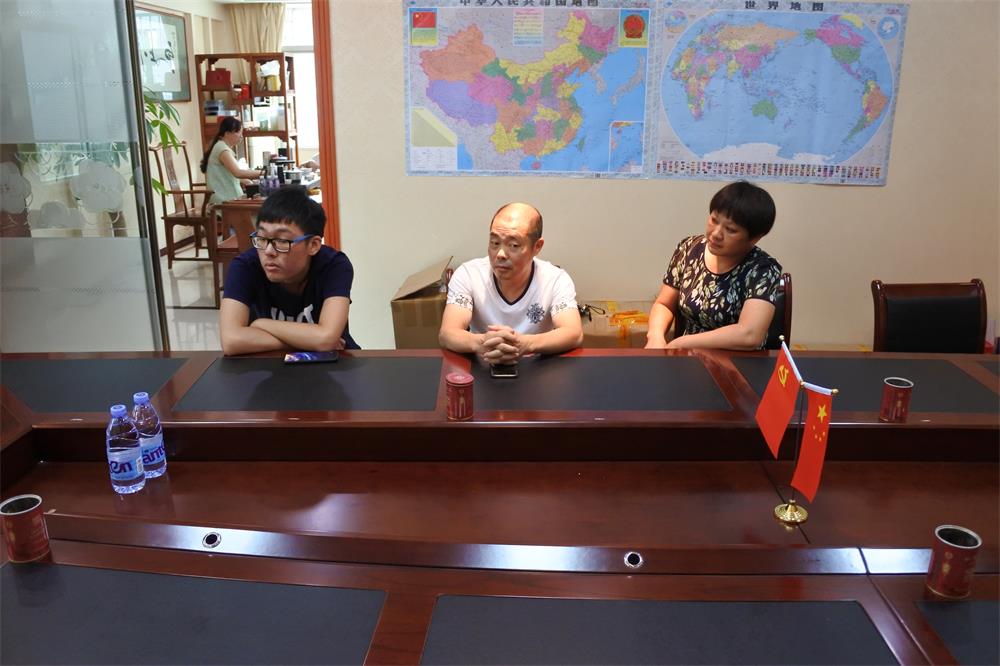 知識(shí)改變?nèi)说拿\(yùn)，公司職工子女考上大學(xué) 單位頒發(fā)助學(xué)金