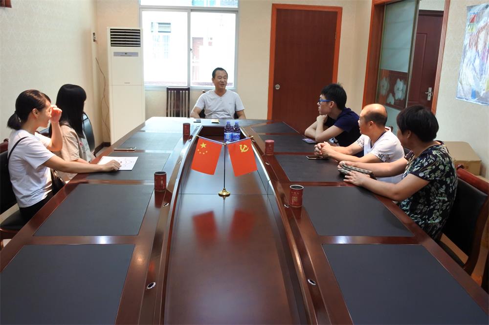 知識(shí)改變?nèi)说拿\(yùn)，公司職工子女考上大學(xué) 單位頒發(fā)助學(xué)金