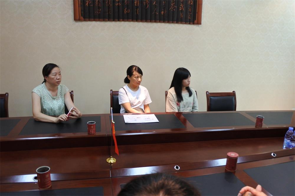 知識(shí)改變?nèi)说拿\(yùn)，公司職工子女考上大學(xué) 單位頒發(fā)助學(xué)金