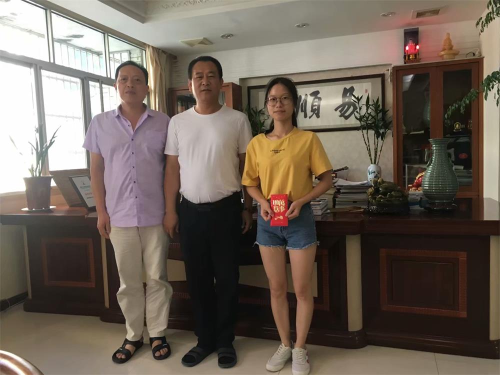 知識(shí)改變?nèi)说拿\(yùn)，公司職工子女考上大學(xué) 單位頒發(fā)助學(xué)金