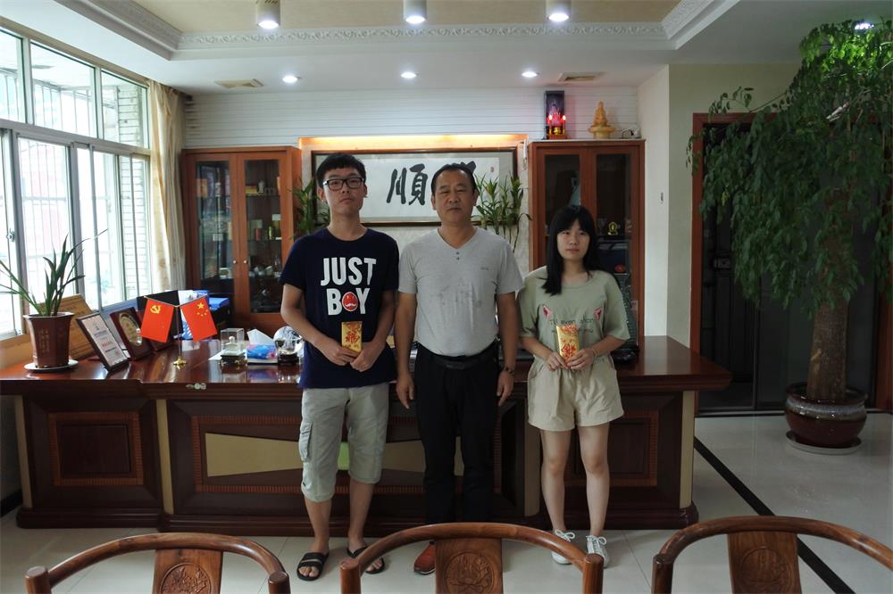 知識(shí)改變?nèi)说拿\(yùn)，公司職工子女考上大學(xué) 單位頒發(fā)助學(xué)金