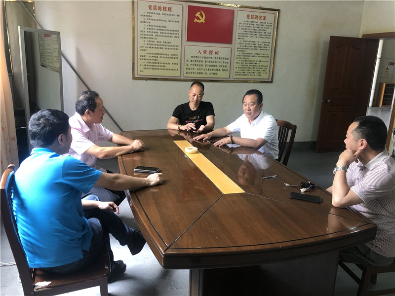 縣企聯(lián)會(huì)常務(wù)副會(huì)長、秘書長、松源商會(huì)會(huì)長李易順帶隊(duì)走訪企業(yè)