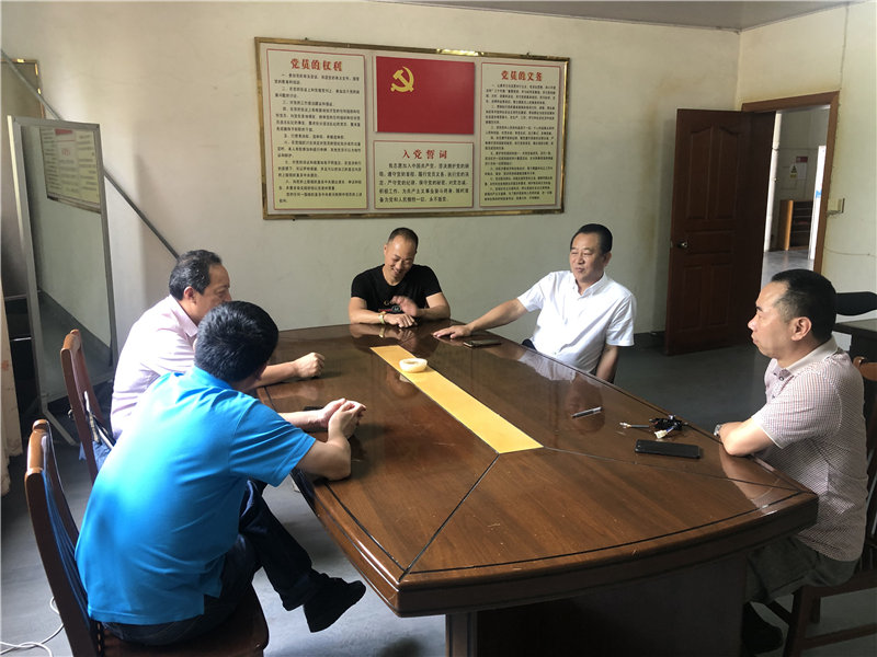 縣企聯(lián)會(huì)常務(wù)副會(huì)長、秘書長、松源商會(huì)會(huì)長李易順帶隊(duì)走訪企業(yè)