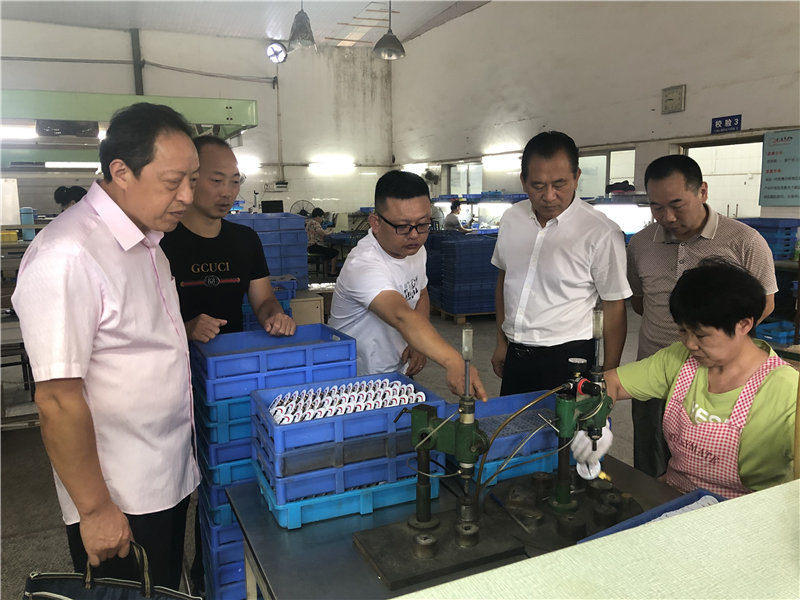 縣企聯(lián)會(huì)常務(wù)副會(huì)長、秘書長、松源商會(huì)會(huì)長李易順帶隊(duì)走訪企業(yè)