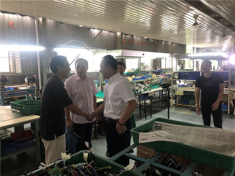 縣企聯(lián)會(huì)常務(wù)副會(huì)長、秘書長、松源商會(huì)會(huì)長李易順帶隊(duì)走訪企業(yè)