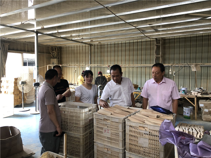 縣企聯(lián)會(huì)常務(wù)副會(huì)長、秘書長、松源商會(huì)會(huì)長李易順帶隊(duì)走訪企業(yè)