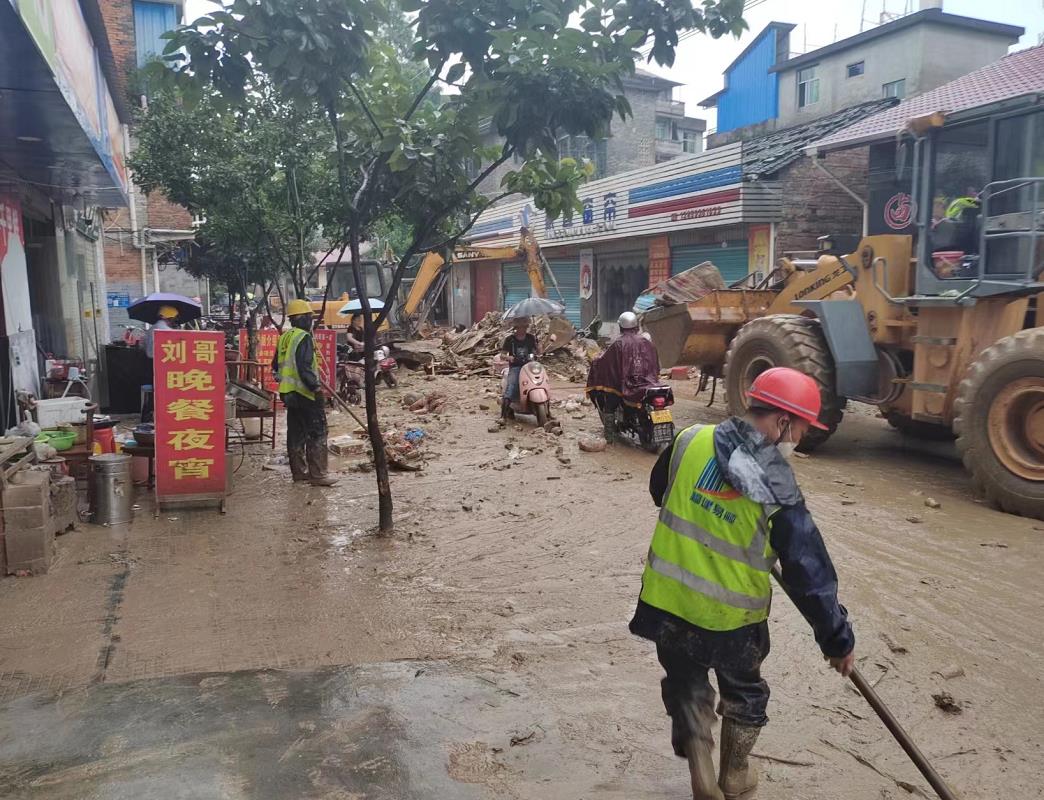 洪災(zāi)過(guò)后，加緊清淤