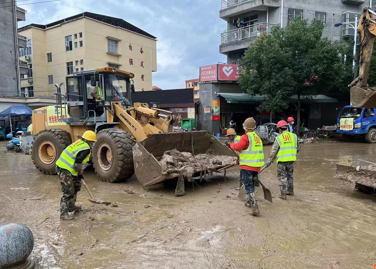 洪災(zāi)過(guò)后，加緊清淤