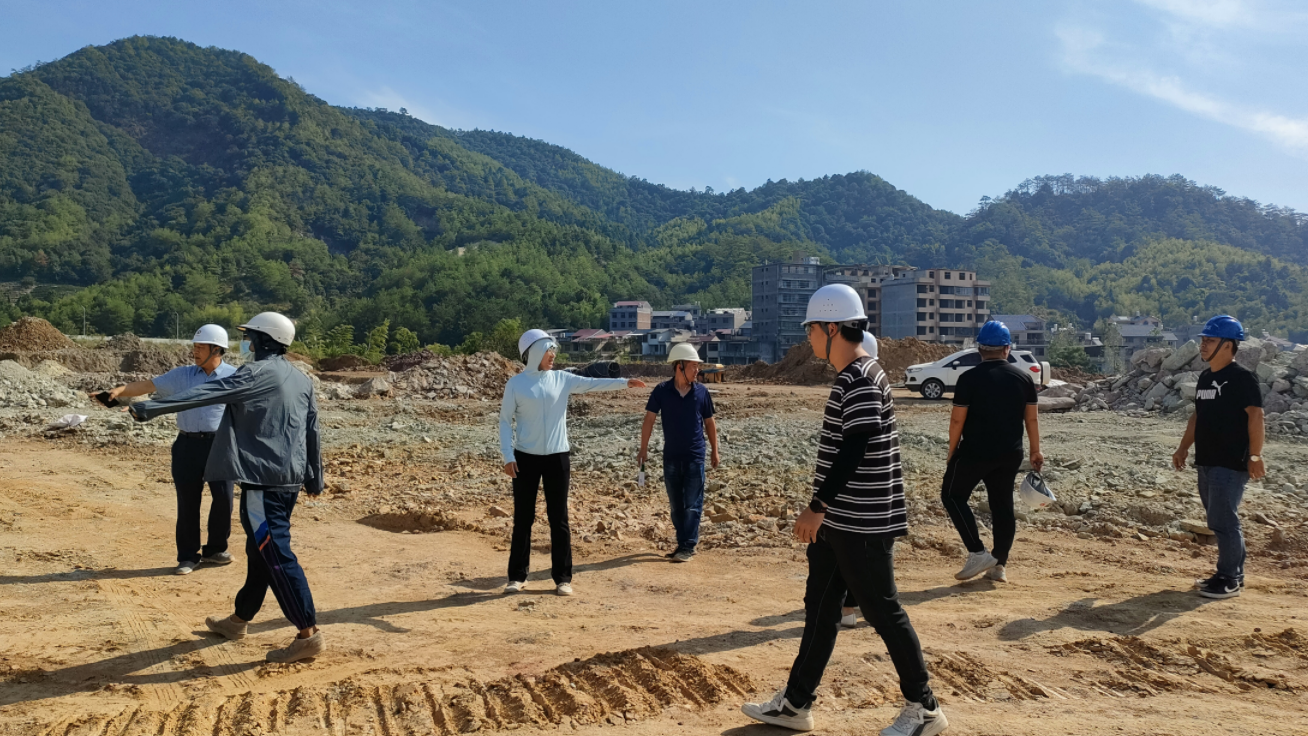 葉蕓書記和胡軍副縣長到松溪縣標(biāo)準(zhǔn)化廠房項(xiàng)目視察施工現(xiàn)場進(jìn)度情況