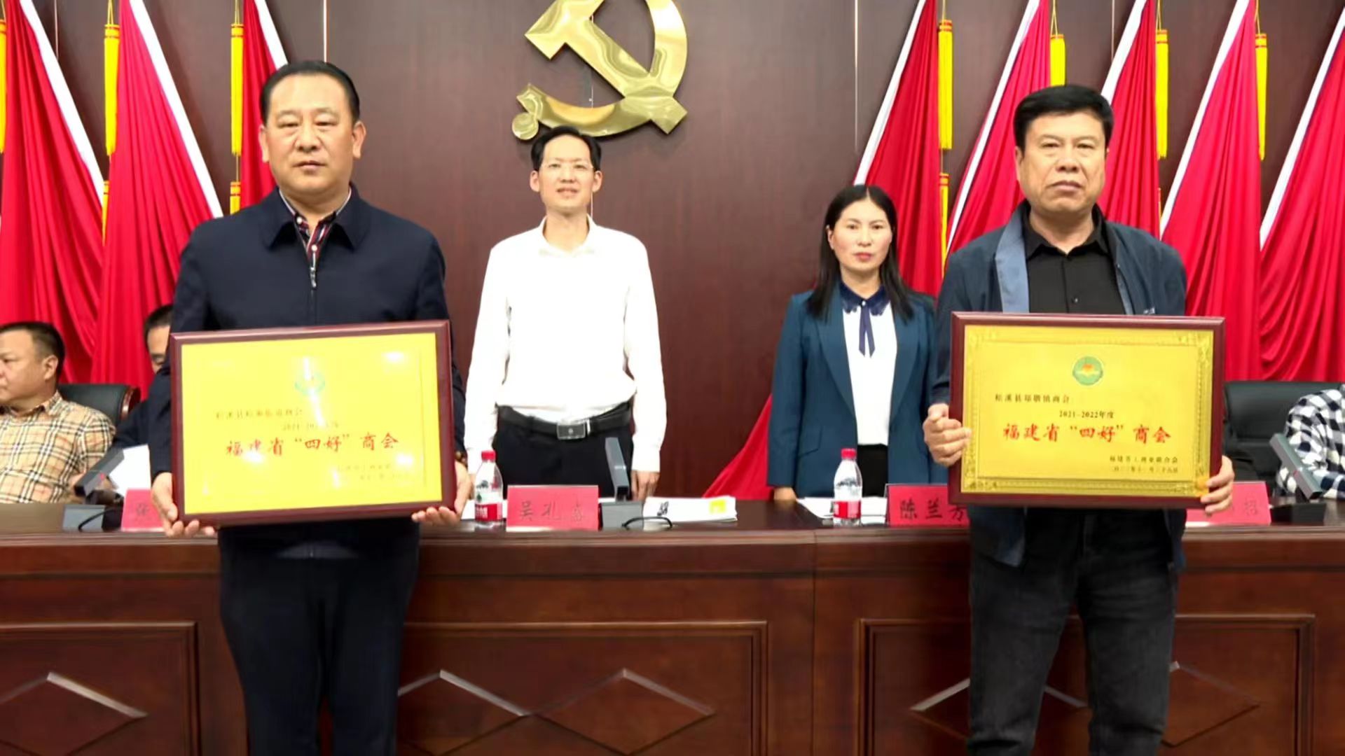 易順建工集團董事長李易順作為松溪街道商會代表領(lǐng)取2021-2022年度福建省“四好”商會榮譽獎項。