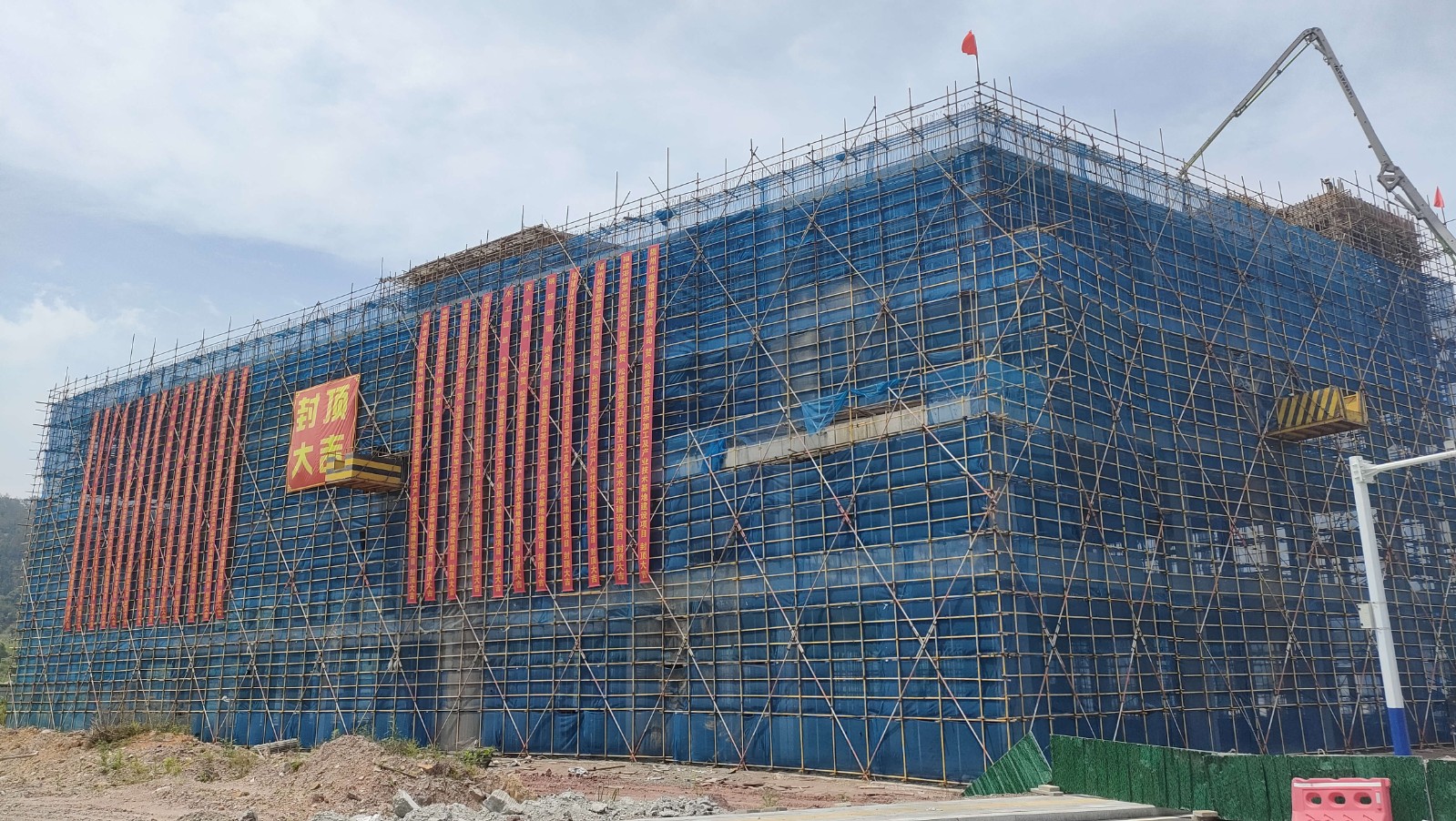 易順建工集團(tuán)有限公司承建的熹茗白茶加工及產(chǎn)業(yè)技術(shù)基地建設(shè)項(xiàng)目一期工程順利封頂!