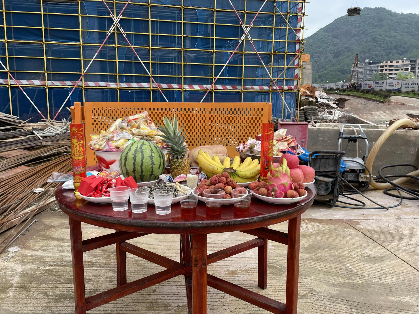 易順建工集團(tuán)有限公司承建的福建松溪經(jīng)濟(jì)開(kāi)發(fā)區(qū)東園新型紡織專業(yè)園標(biāo)準(zhǔn)化廠房項(xiàng)目一期工程順利封頂!