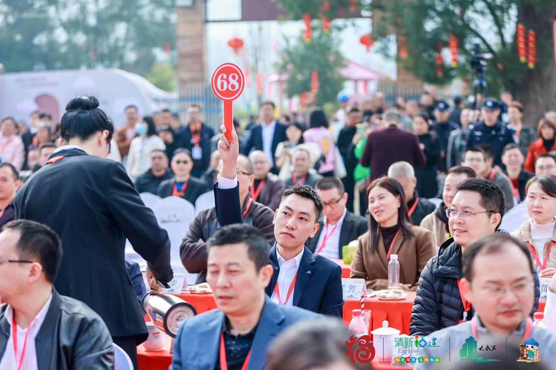 易順建工集團(tuán)總經(jīng)理李晉恒以高價(jià)斬獲“糖王”桂冠,助力萬(wàn)前村貧困村民