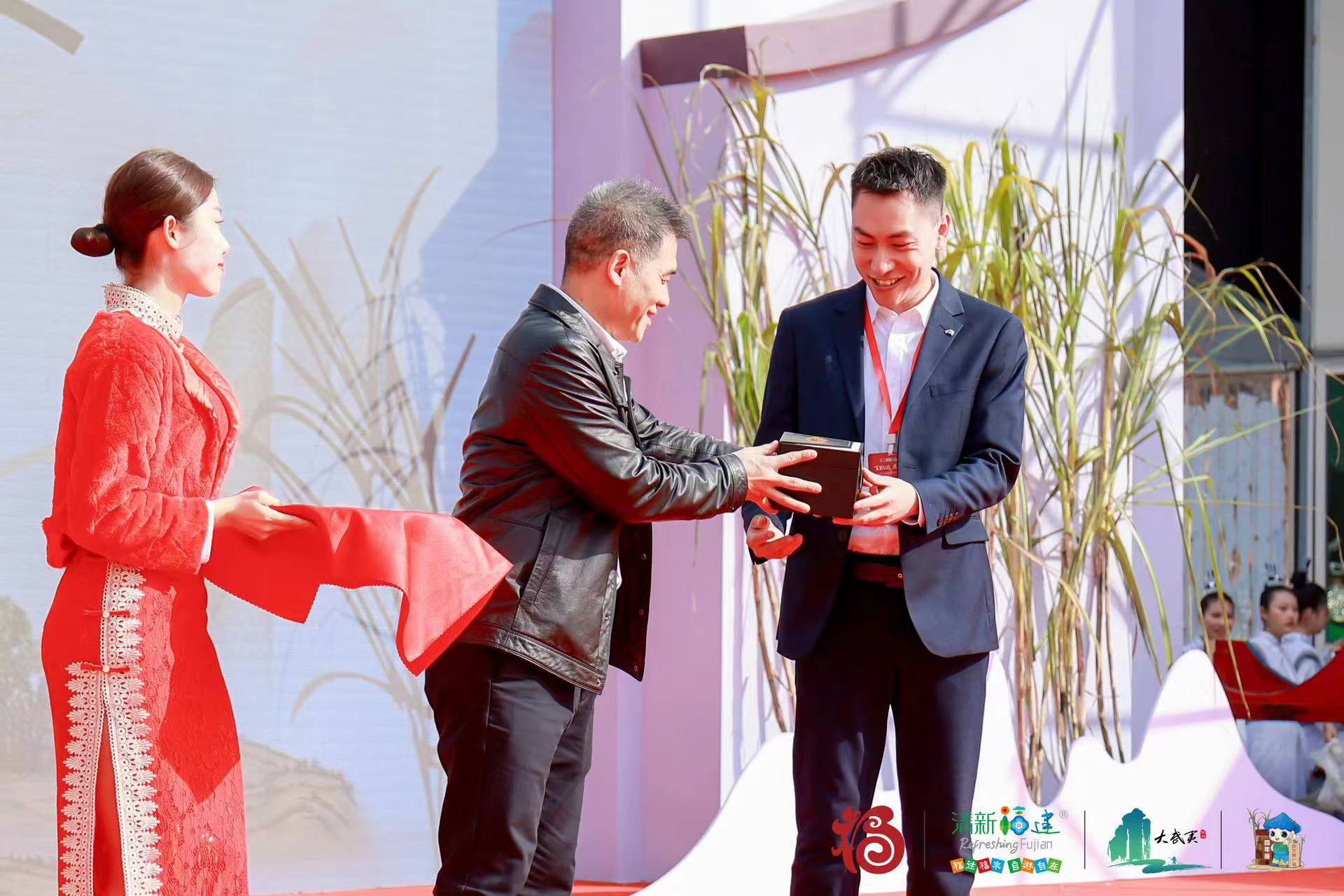 易順建工集團(tuán)總經(jīng)理李晉恒以高價(jià)斬獲“糖王”桂冠,助力萬(wàn)前村貧困村民