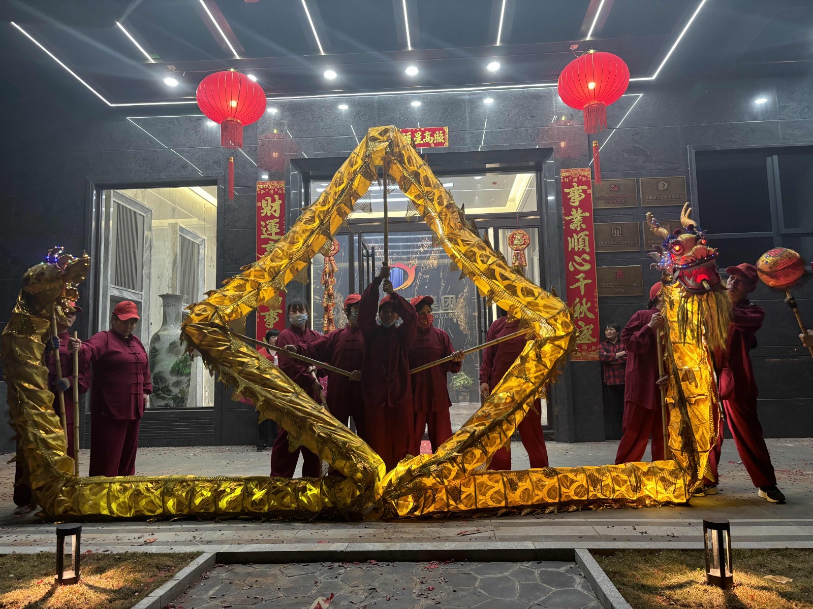 龍舞翩翩，瑞氣盈門！