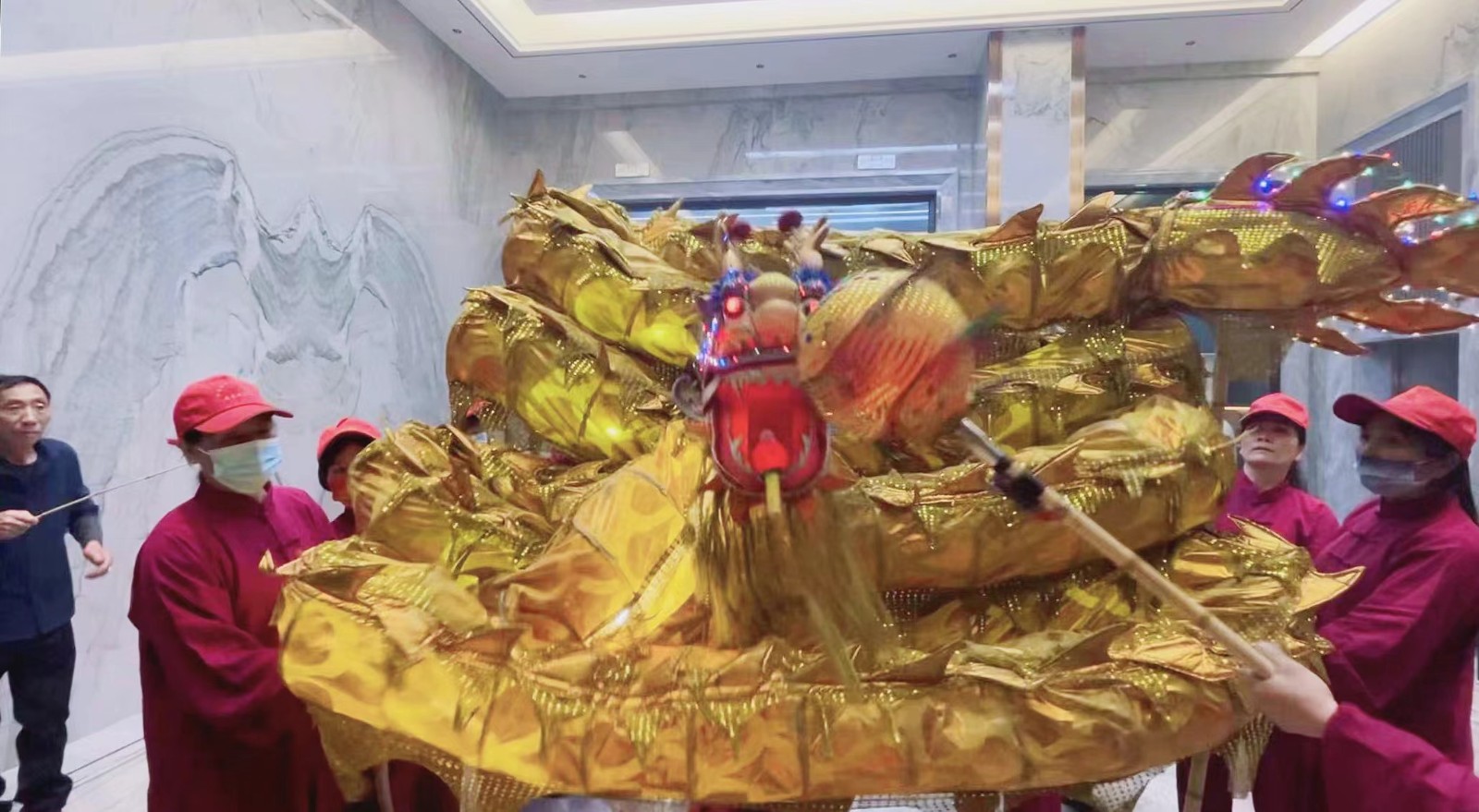 龍舞翩翩，瑞氣盈門！