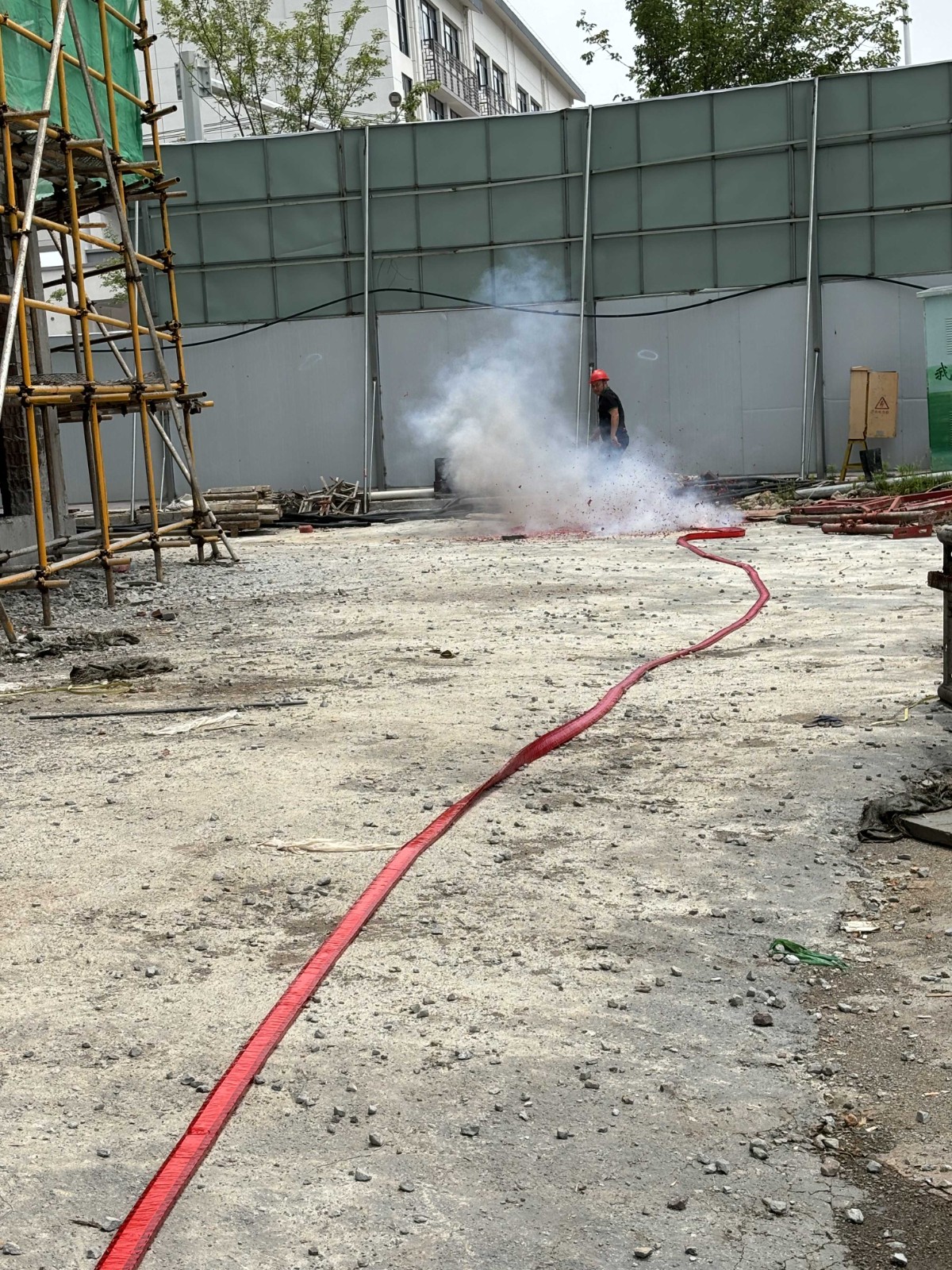 易順建工集團有限公司承建的“松溪縣湛盧書苑商住小區(qū)”工程順利封頂!