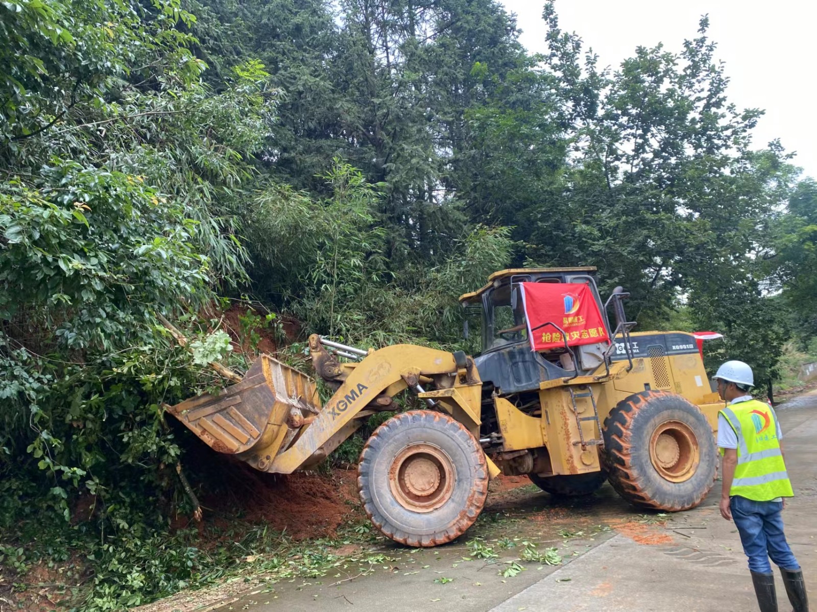 易順搶險(xiǎn)顯擔(dān)當(dāng),傳遞社會(huì)正能量