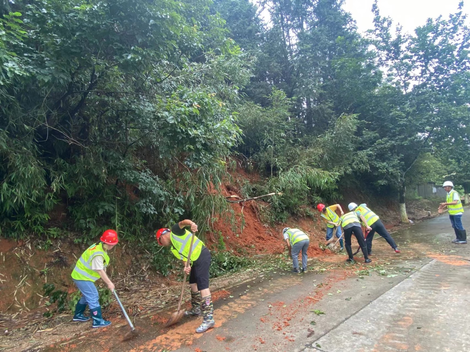 易順搶險(xiǎn)顯擔(dān)當(dāng),傳遞社會(huì)正能量