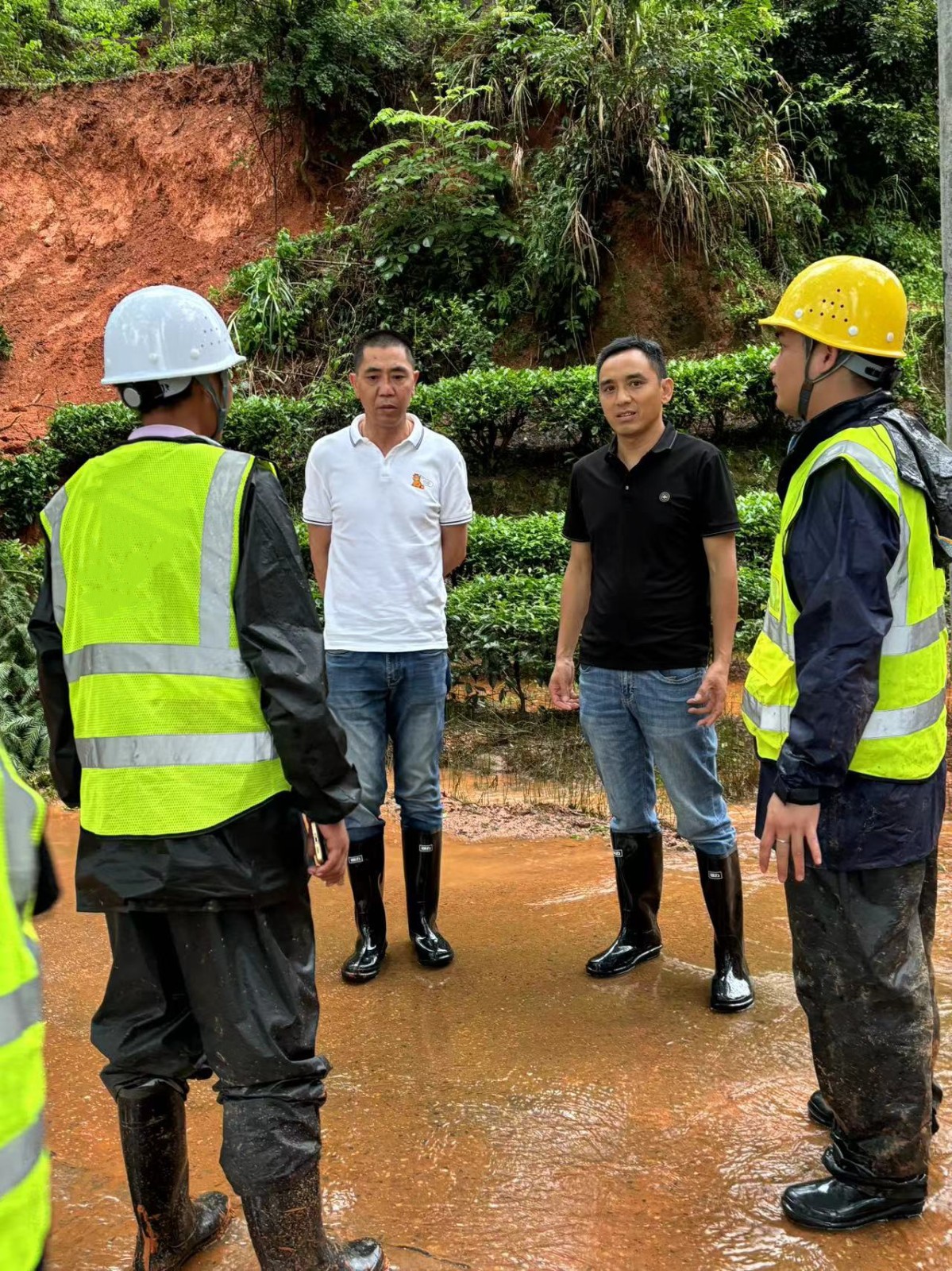 易順搶險(xiǎn)顯擔(dān)當(dāng),傳遞社會(huì)正能量