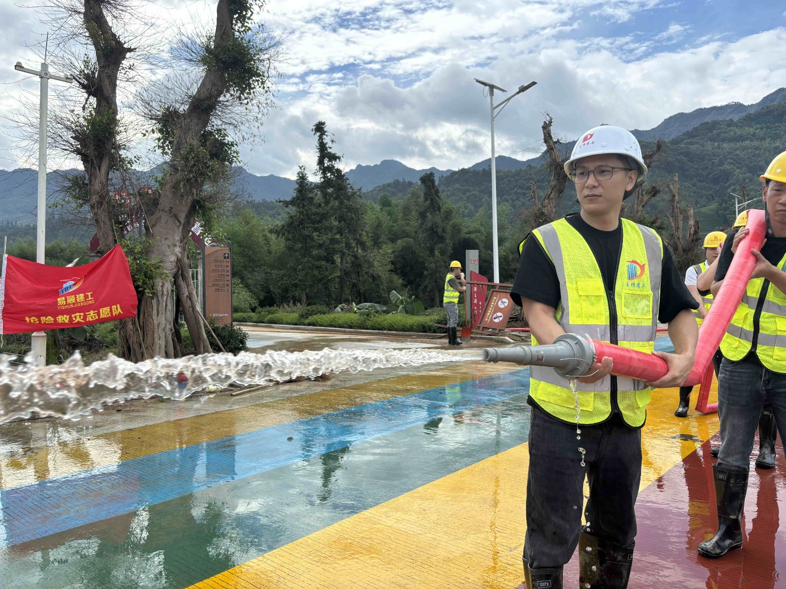 易順建工集團有限公司總經(jīng)理李晉恒率領(lǐng)廣東子公司、廈門分公司負責(zé)人馳援梅口埠 助力災(zāi)后淤泥垃圾清理工作