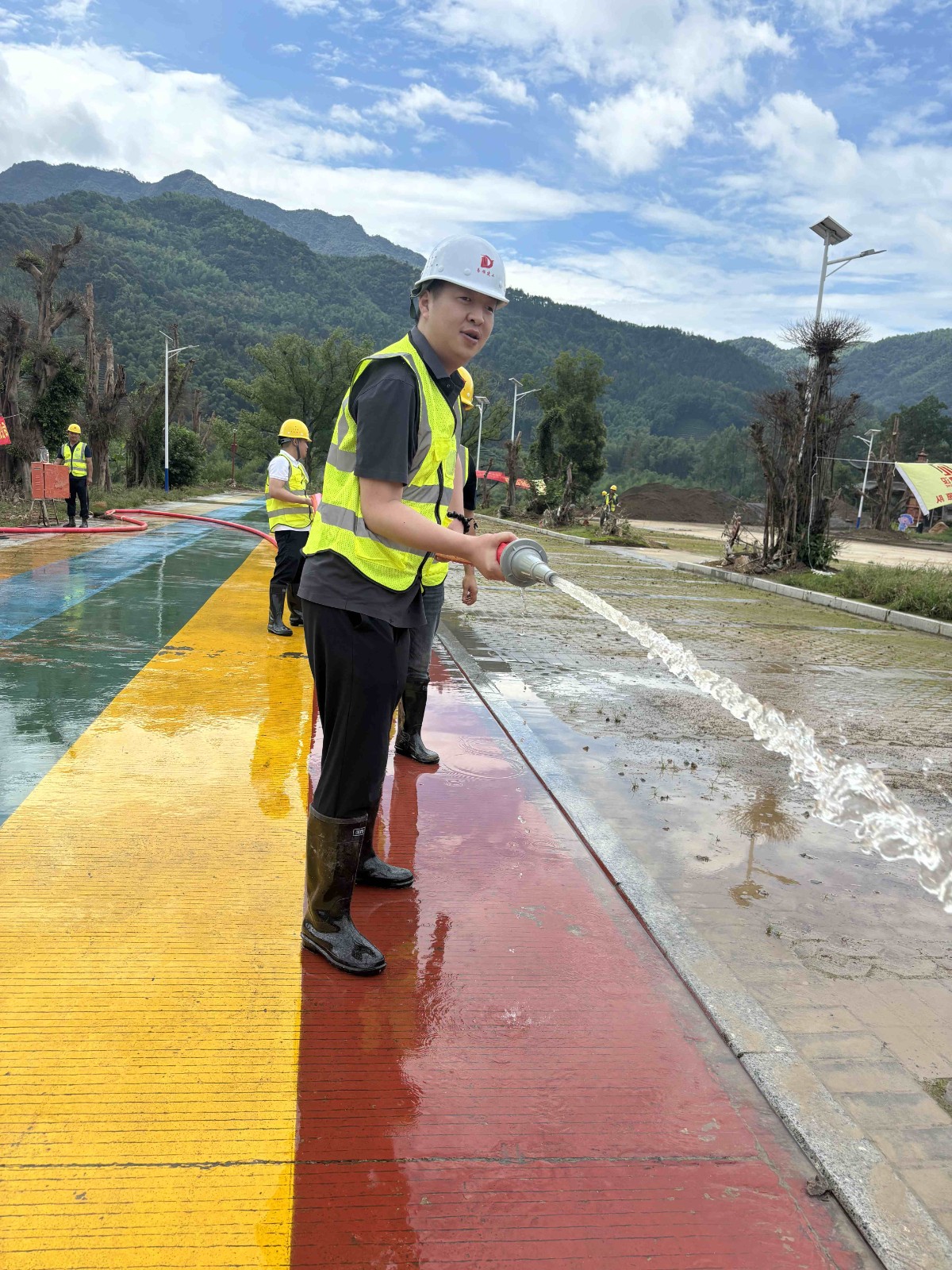 易順建工集團有限公司總經(jīng)理李晉恒率領(lǐng)廣東子公司、廈門分公司負責(zé)人馳援梅口埠 助力災(zāi)后淤泥垃圾清理工作