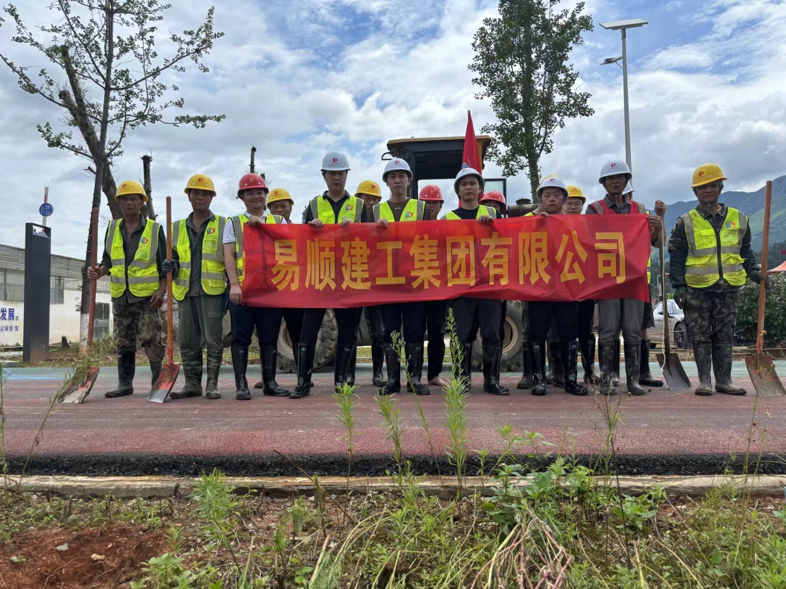 易順建工集團有限公司總經(jīng)理李晉恒率領(lǐng)廣東子公司、廈門分公司負責(zé)人馳援梅口埠 助力災(zāi)后淤泥垃圾清理工作