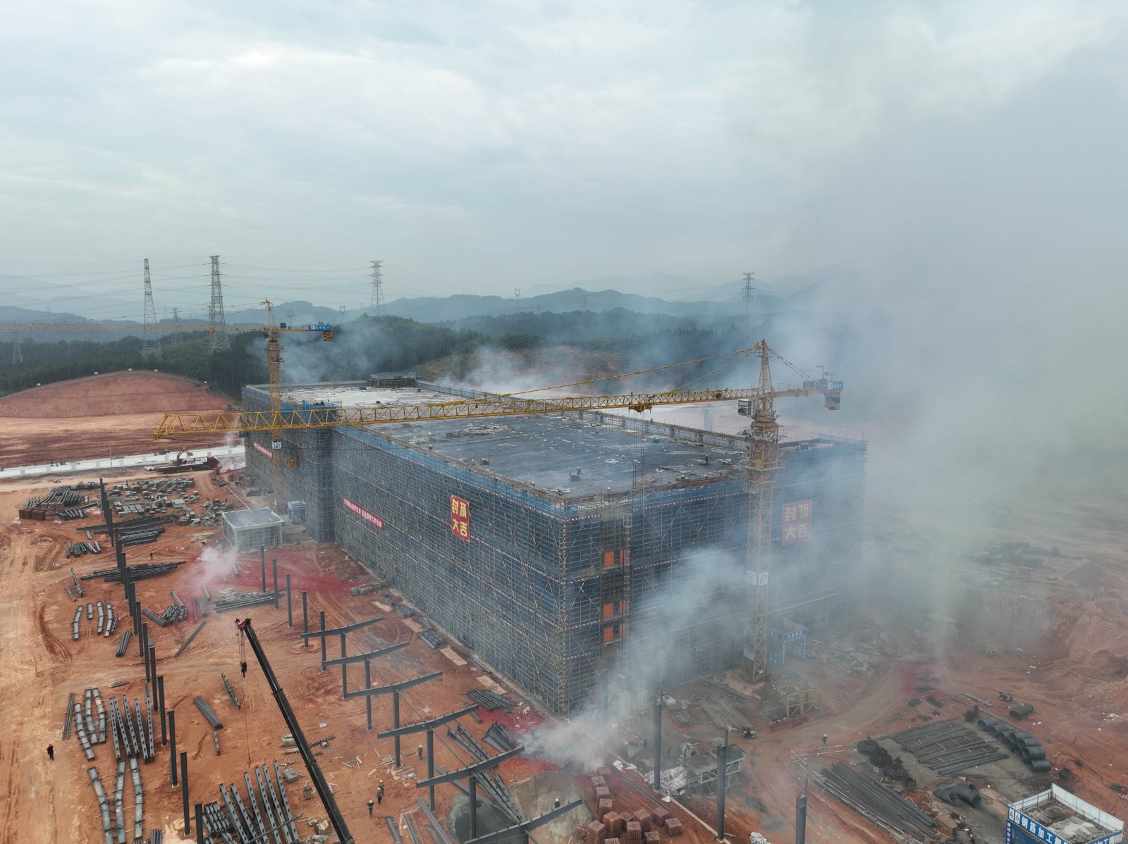 易順建工集團(tuán)有限公司承建的松溪縣三和循環(huán)經(jīng)濟(jì)產(chǎn)業(yè)園標(biāo)準(zhǔn)化廠房和基礎(chǔ)設(shè)施提升項(xiàng)目——標(biāo)準(zhǔn)化廠房建設(shè)項(xiàng)目封頂大吉!