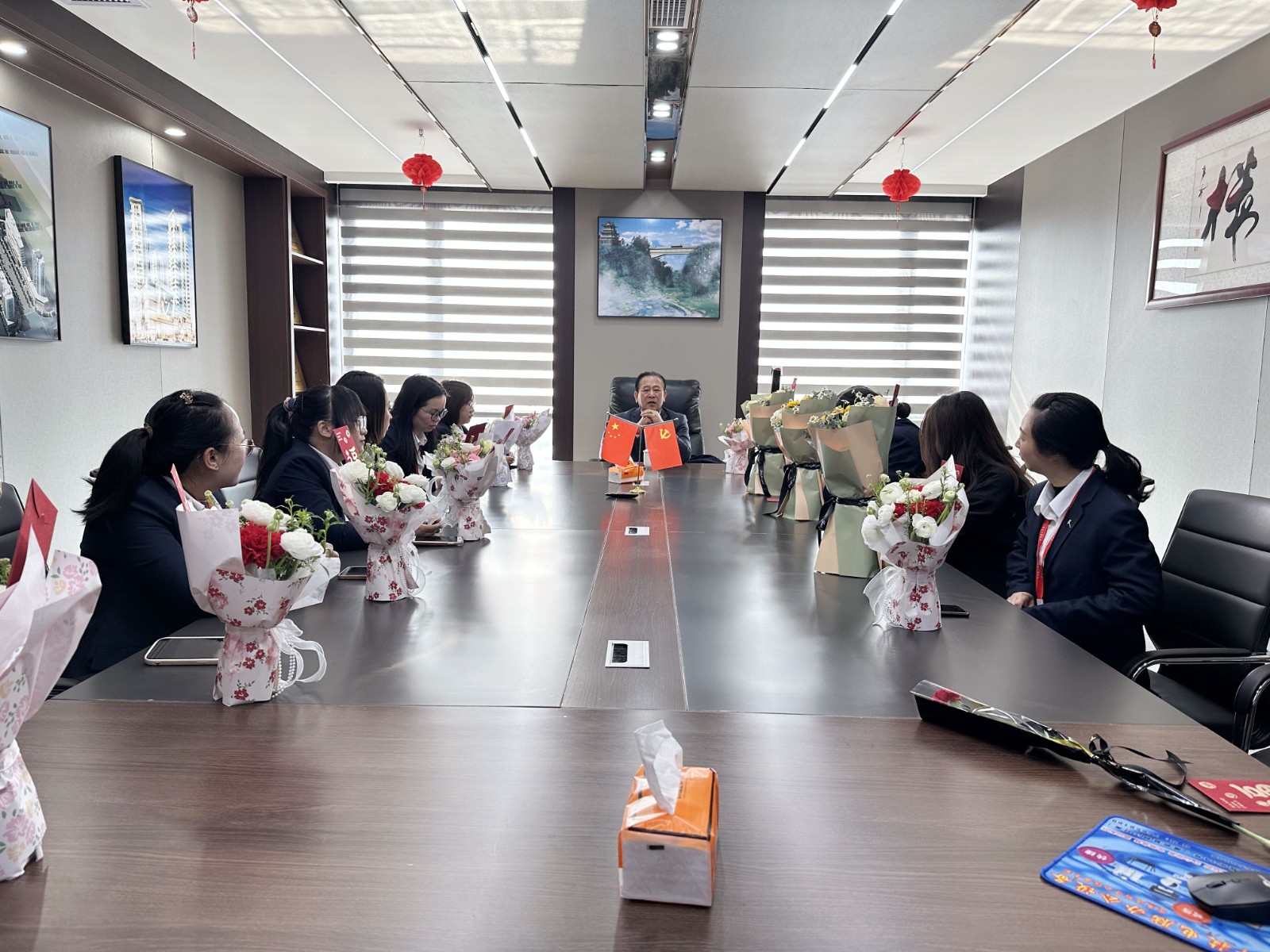 “同心協(xié)力 乘風(fēng)破浪 巾幗力量，再創(chuàng)輝煌”易順建工集團(tuán)舉行婦女節(jié)慶祝大會(huì)