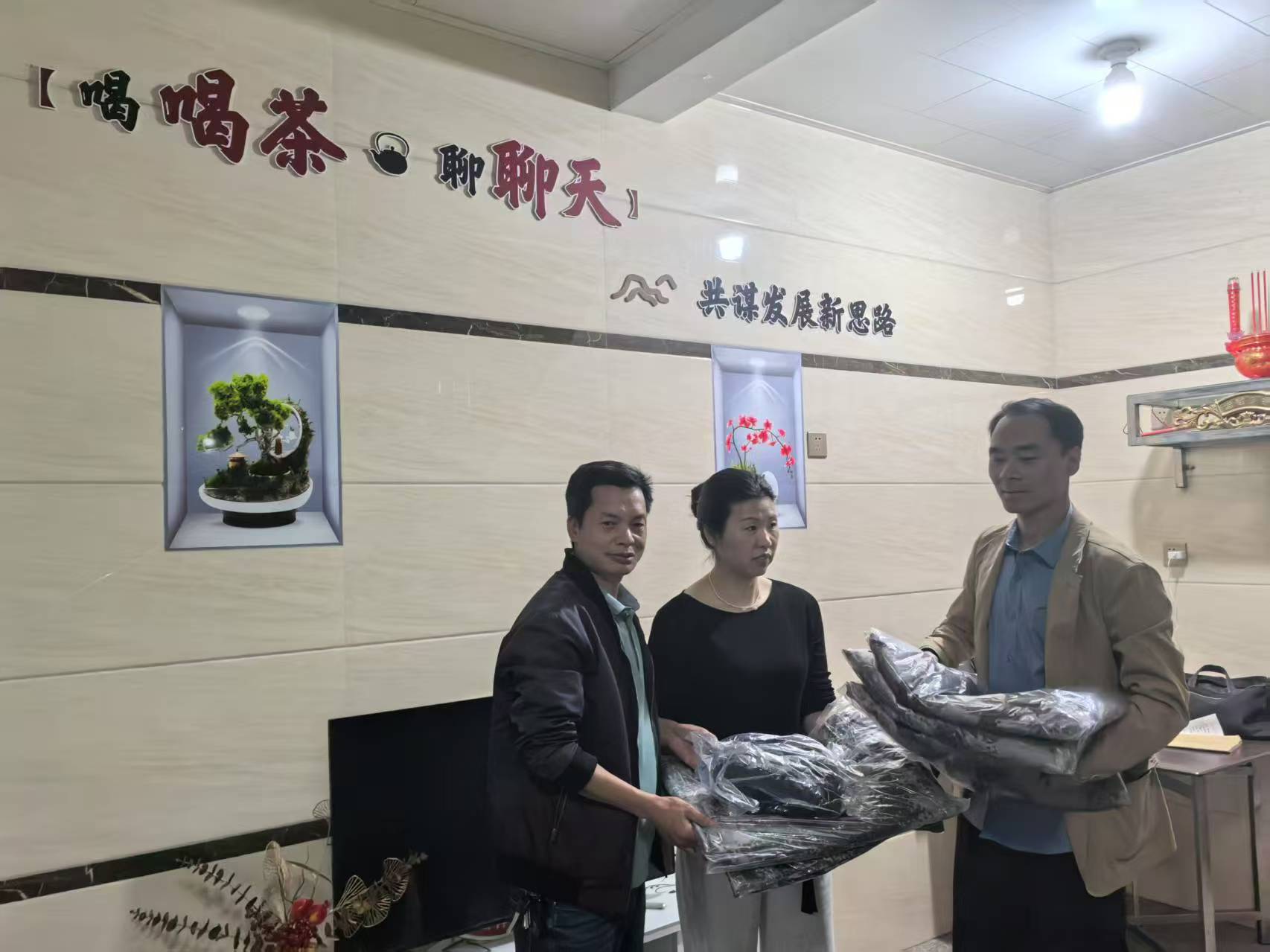 易順建工集團(tuán)有限公司向松源街道錢園橋村捐贈(zèng)16套迷彩服