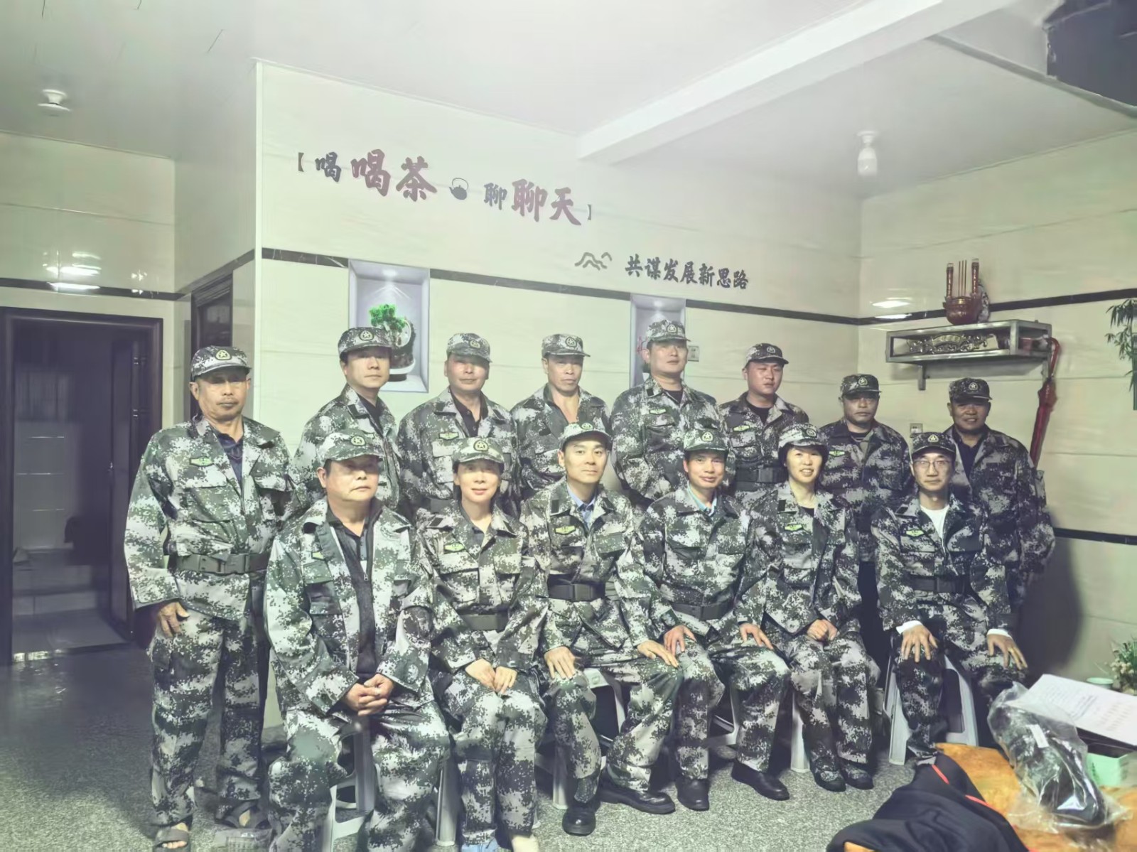 易順建工集團(tuán)有限公司向松源街道錢園橋村捐贈(zèng)16套迷彩服