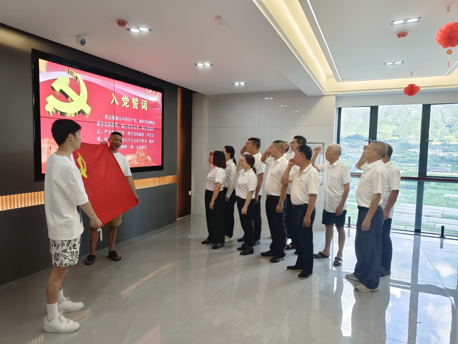 易順建工集團(tuán)有限公司黨支部召開(kāi)深入貫徹中央八項(xiàng)規(guī)定精神學(xué)習(xí)教育會(huì)暨“七一”專題黨課